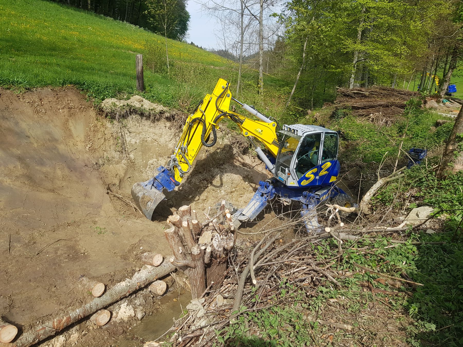 Bagger im Einsatz auf der Baustelle
