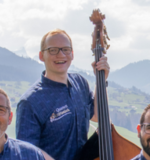Hubi am Kontrabass im Quartett Urtümlech