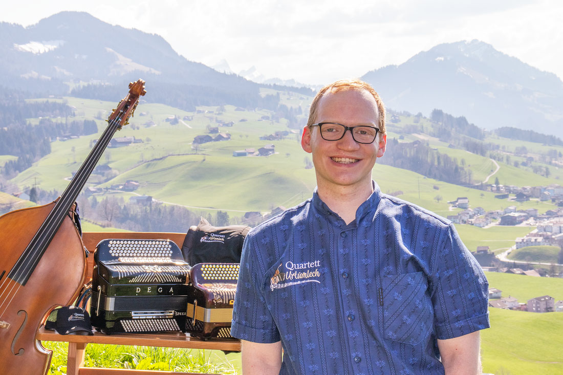 Hubi Thalmann, Entwickler von Thalmanntools, vor seinem Heimatdorf Flühli