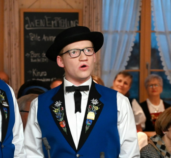 Hubi als Jodler in Tracht